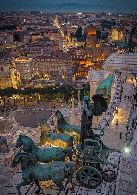 Từ phía trên Bàn thờ Tổ quốc quảng trường Venezia nhìn xuống