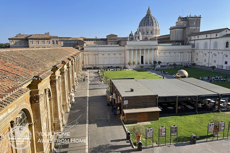 Sân-ngoài-Viện-bảo-tàng