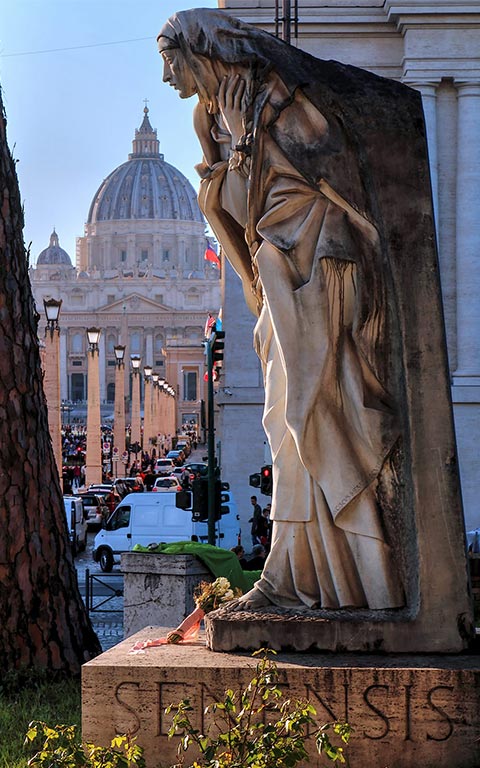 Santa Caterina da Siena tại đại lộ Conciliazione Vaticano