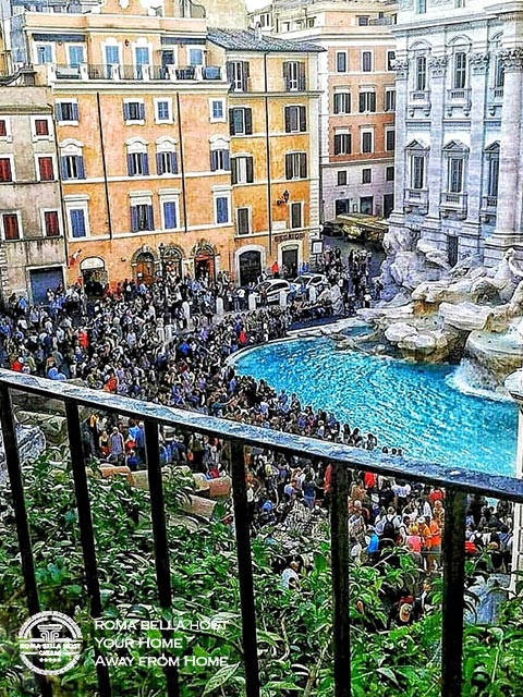 Đài phun nước Fontana di Trevi vào ban ngày có thể đông kín nghịt người