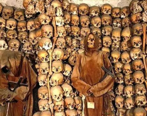 Nhà thờ Santa Maria della Concezione với hầm mộ khung xương đầu lâu