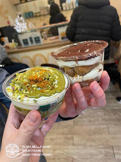 Bánh Tiramisu, màu nâu cacao là bánh Tiramisu đích thức, bánh màu xanh là biến thể