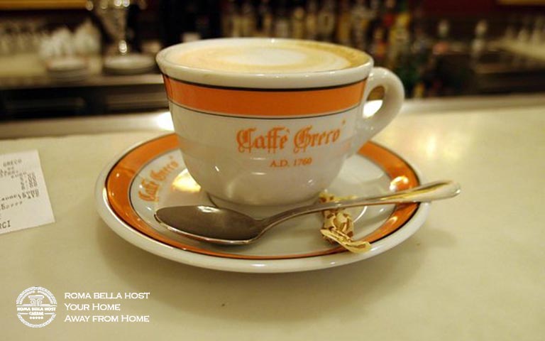 Tách cappuccino ở quán Caffè Greco