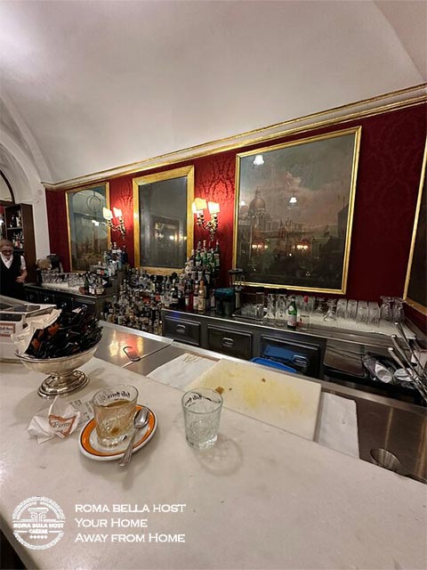 Cũng như các quán cà-phê khác ở Ý, ăn uống ngay tại quầy có giá thấp hơn là ngồi bàn.