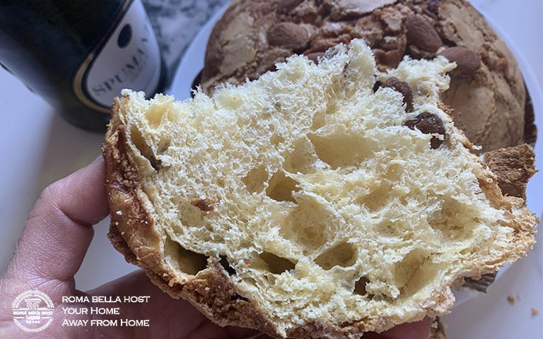 Bánh Panettone chỉ mới mở ra đã thấy thơm phức, bên trong nở xốp mịn ngon rất đặc biệt