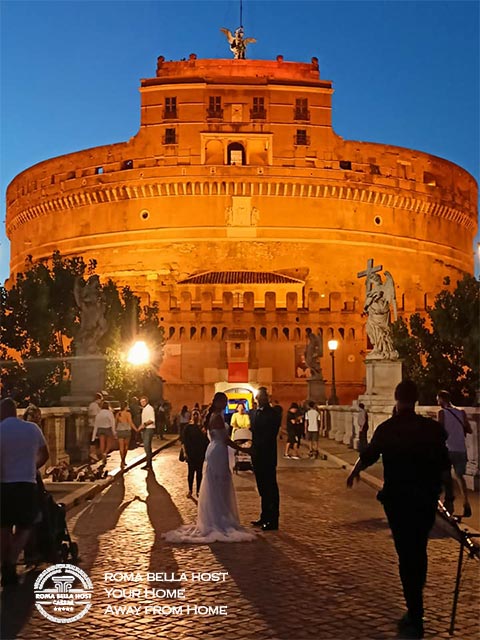 Cây cầu Thiên thần trước tòa lâu đài Thiên Thần thật lãng mạn vào tuổi tối