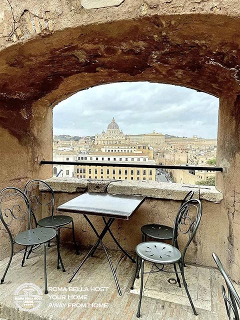 Kiếm một cái ghế ngồi ăn uống trong tòa lâu đài Thiên Thần và ngắm một khung ảnh đẹp tnhw tranh 