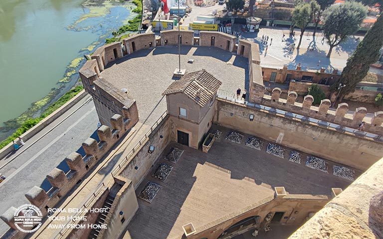 Mua vé tham quan trong pháo đài, bạn sẽ như lạc vào thế giới của hai ngàn năm trước