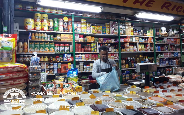Anh bán hàng gia vị người Sri-lan-ca rất khéo, lúc nào cũng giảm giá