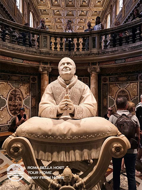 Bức tượng Giáo hoàng Pio IX