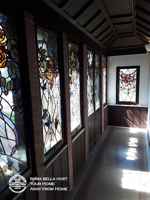 Các tấm kính họa tiết màu cực kì đẹp khi bạn tham quan vào ngày có nắng