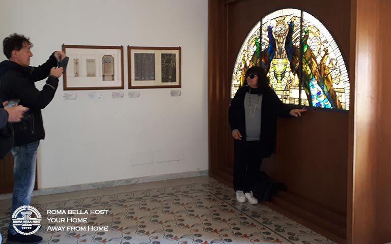 Du khách luôn thích chụp hình trước các tấm kính màu sặc sỡ độc đáo