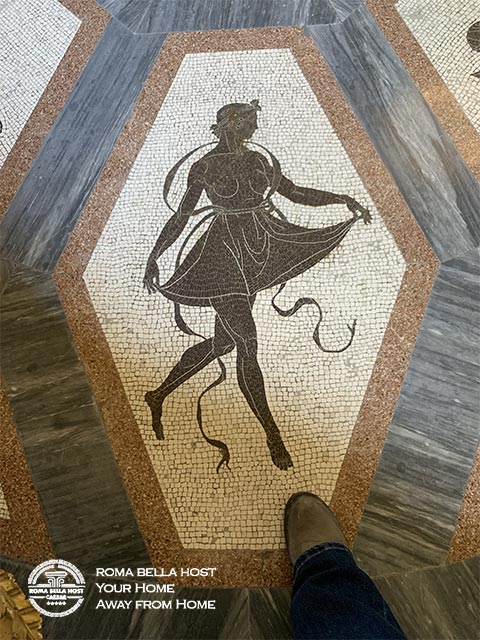 Hình mosai được lắp bằng các viên đá nhỏ tí xíu trên sàn nhà thành các tuyệt tác, dẫm lên cũng thấy tiếc