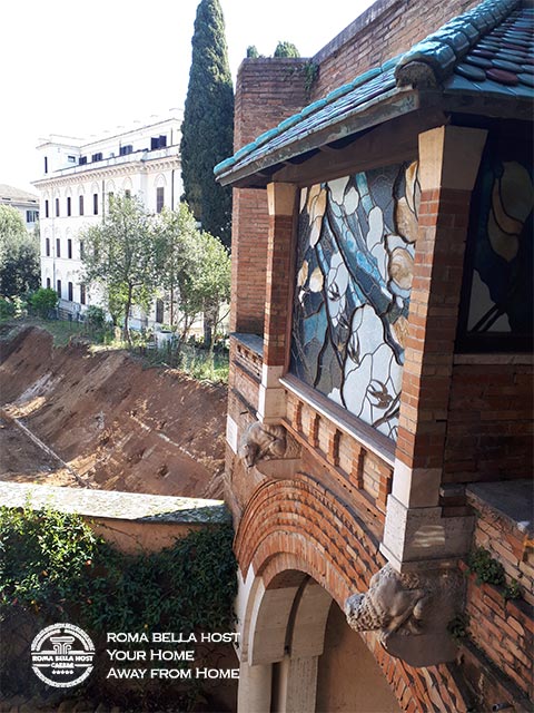 Phòng Chim én có tấm kính màu từ ngoài nhìn vào...