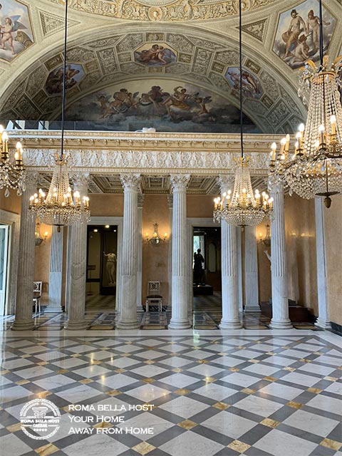 Phòng Khiêu vũ được trang trí nhiều cột và trần nhà tranh tường cầu kì