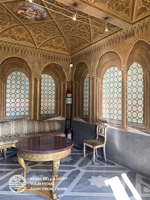 Phòng vẽ giả kính kiểu Gô-tích ở tầng hai