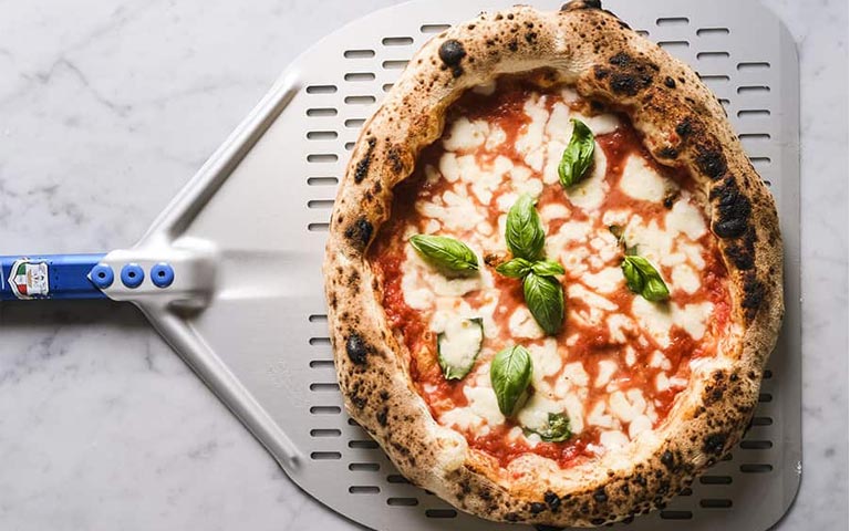 Pizza Margherita - phiên bản pizza nổi tiếng đầu tiên xuất phát từ thành phố Napoli