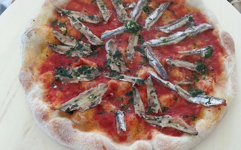 Pizza Napoli hay Pizza Napoletana điển hình từ thành phố Napoli