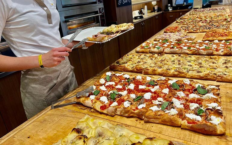 Pizza al taglio được hiểu đơn giản là pizza khay cắt miếng