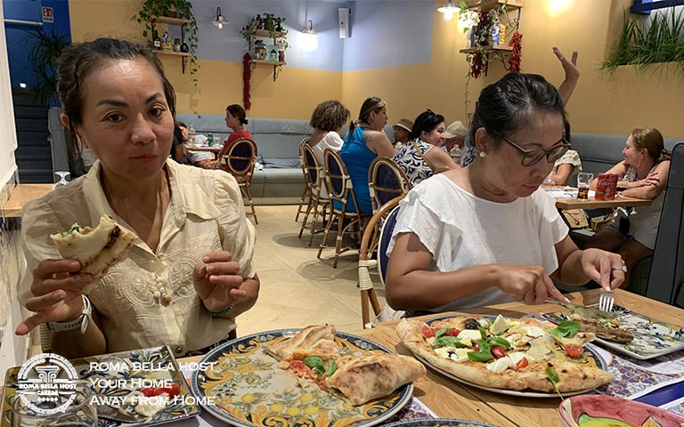 Pizza được cắt bằng dao và cầm tay ăn mới đúng kiểu ăn của người Ý