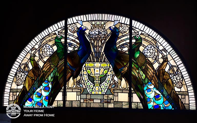 Tấm kính con công lớn, màu, tuyệt đẹp trong một phòng tại Casina delle civette