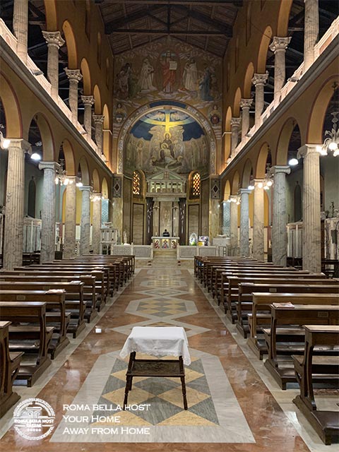 Toàn khu gian giữa nhà thờ Đức mẹ Sầu bi