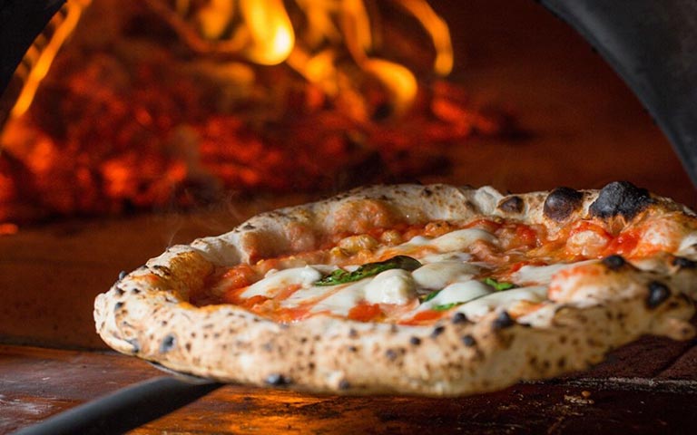 Truyền thống bánh Pizza Romana (của Roma) là nướng trong lò gạch bằng củi ở nhiệt độ rất cao