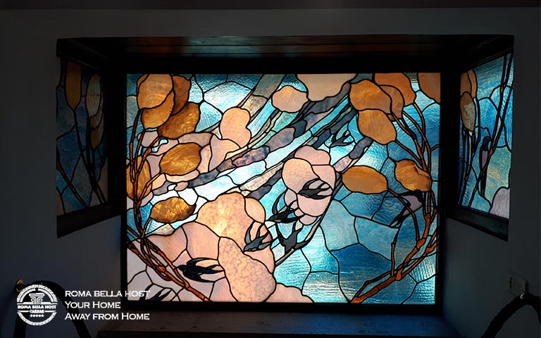 ... và bức chim én nhìn từ trong phòng 