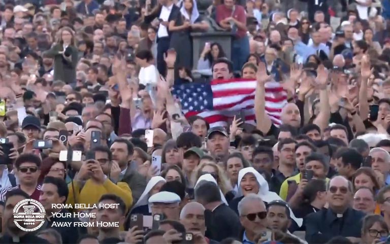 Anh chàng người Mỹ sung sướng hò hét phất cờ Mỹ khi biết Giáo hoàng mới là người Mỹ