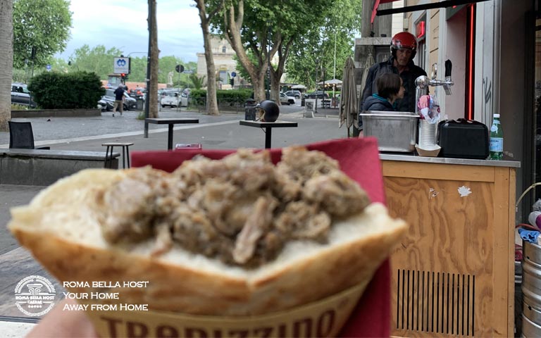 Bánh kẹp Trapizzino với vị thịt lợn hầm tơi tại quán Trapizzino khu vực Ponte Milvio gần sân vận động Olimpico