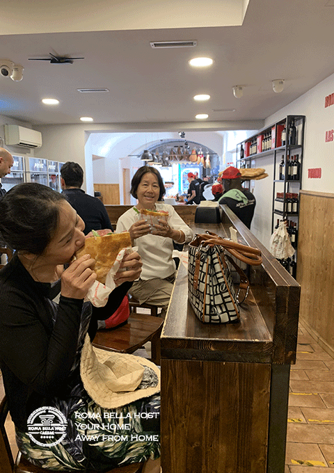 Bạn có thể thưởng thức bánh kẹp ngay trong quán Một cửa hàng bánh kẹp rất ngon ở Firenze