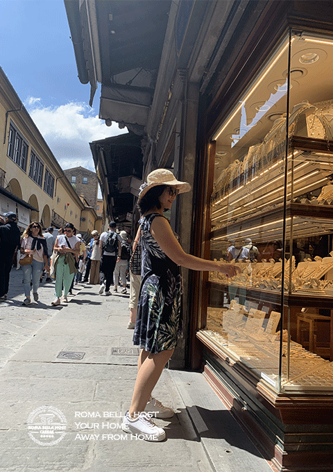 Chị khách duyên dáng bên cửa hàng bán vàng trên Cây cầu cổ - Firenze