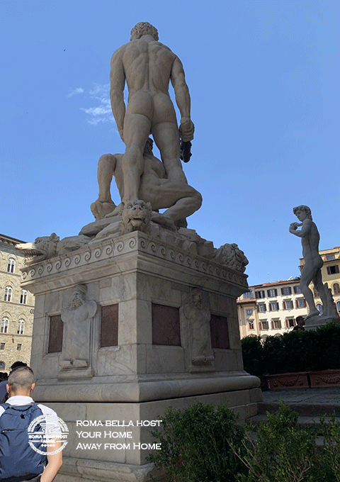 Hai tượng, copy David cùng Ercole và Caco ở hai bên cổng chính của Cung điện Signoria - Firenze