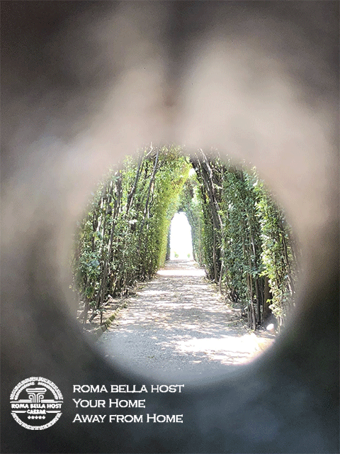 Lỗ khóa của cánh cổng của Tòa giám mục dòng Hiệp sĩ Malta Priorato dei Cavalieri di Malta 