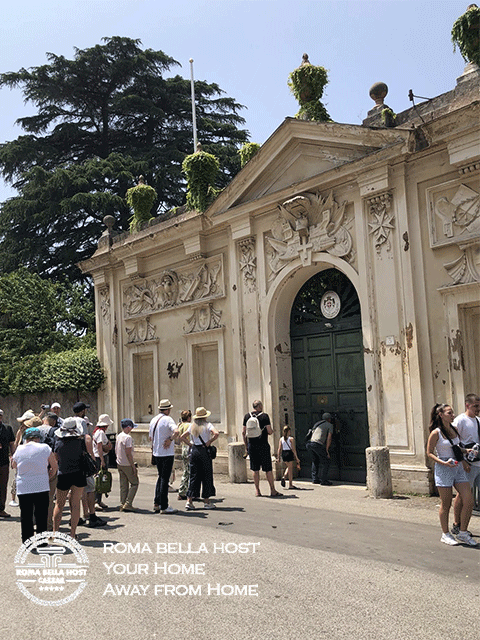 Trước lỗ khóa ngắm mái vòm Tòa thành Vaticano có thể có hàng người xếp hàng khá đông