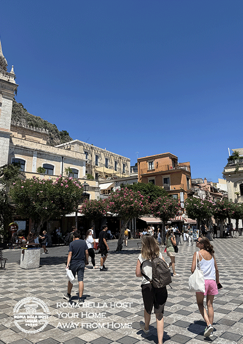 Bấu trời ở Taormina cũng như ở nhiều nơi ở Ý lúc nào cũng xanh ngắt trong vắt