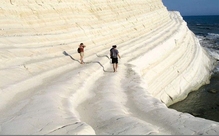 Những bậc thang đã thoai thoải được thiên nhiên tạo ra một cách hùng vĩ 