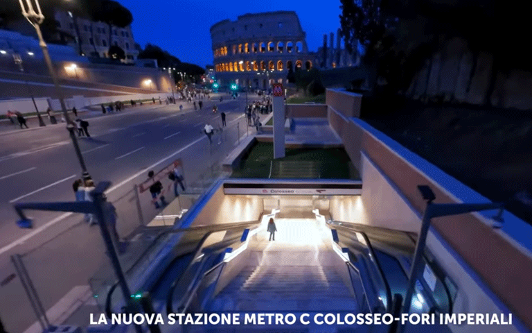 Bên ngoài bến tàu điện ngầm mới Colosseo Forri Imperiali trước Đấu trường La Mã