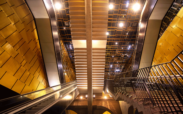 Bên trong bến tàu điện ngầm Colosseo/Fori Imperiali nổi bật bởi vẻ hiện đại