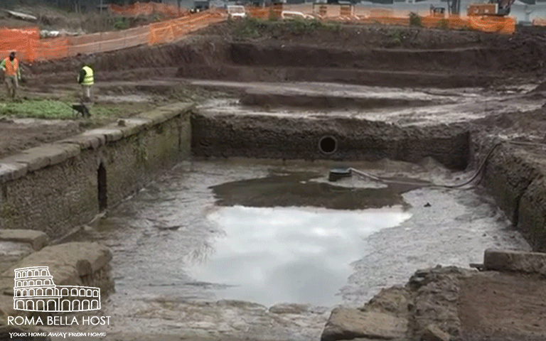 Một trong hai bể chứa lớn, có thể dùng để thu gom nước hoặc dùng cho các nghi lễ 