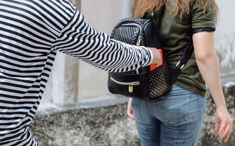 Tránh đeo đồ trang sức, túi đắt tiền dễ thu hút sự chú ý của kẻ xấu 