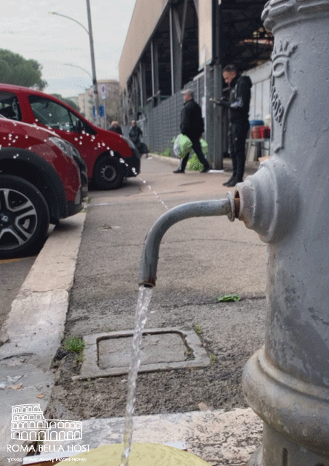 Vòi nước công cộng ở Roma là hình ảnh rất đỗi thân thương, thể hiện sự rộng lượng bao la với người dân và khách du lịch 