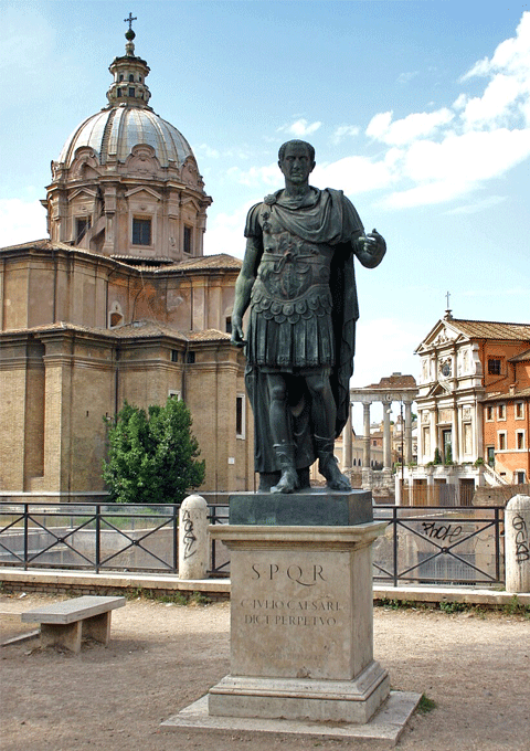 Tượng Giulio Cesare tại con đường Via Fori Imperiali tại Roma 