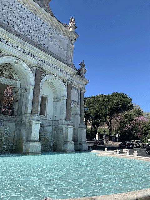 Fontana-dell'Acqua-Paola với bể chứa nước rộng luôn trong xonh.gif